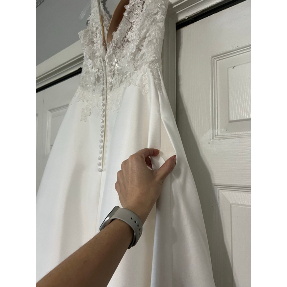 NWOT!!! Stella York White Lace Bodice Satin Wedding Dress with Pockets - Picture 6 of 6